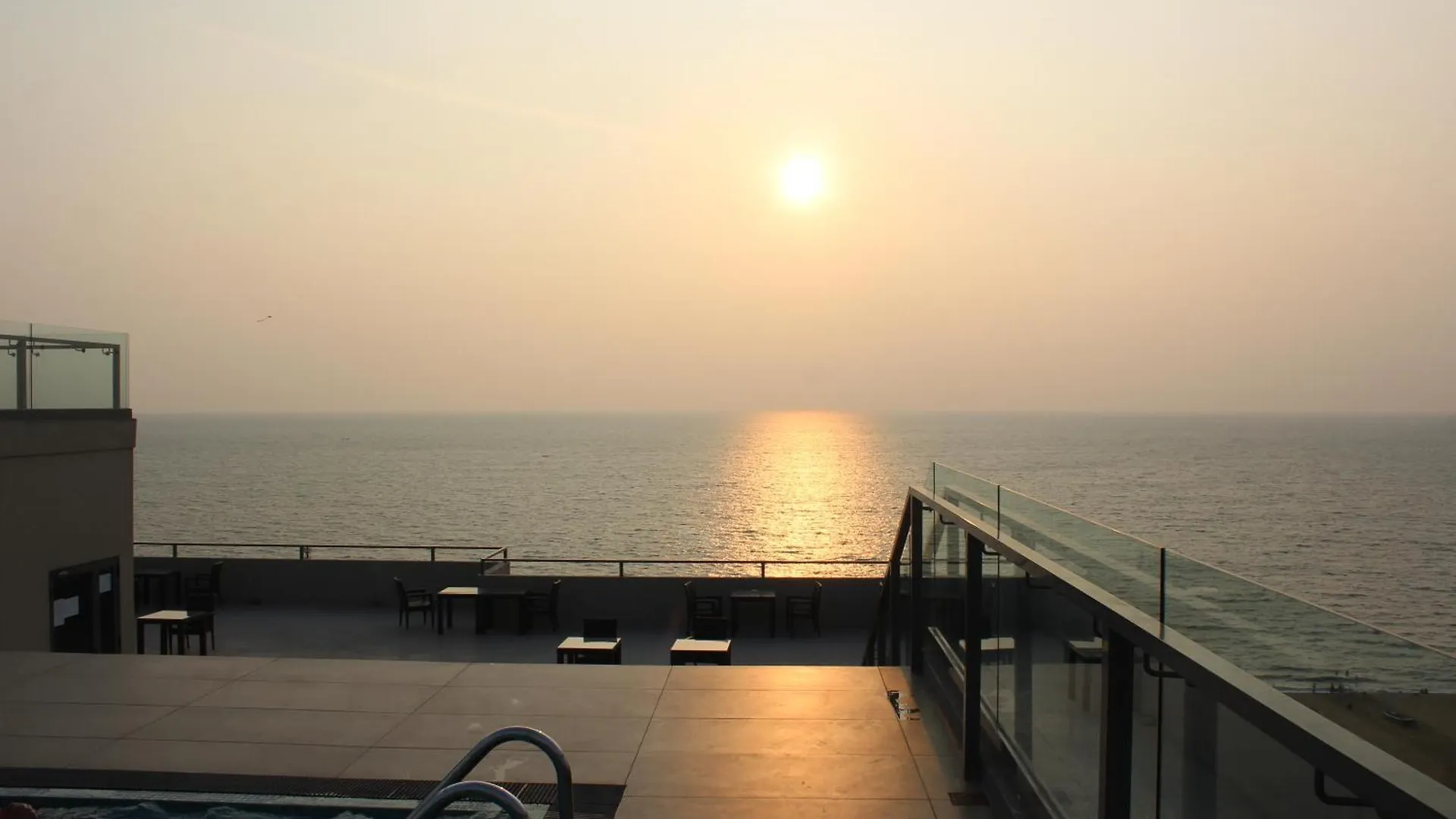 Ocean Breeze Sea View Luxury Apartments Νεγκόμπο