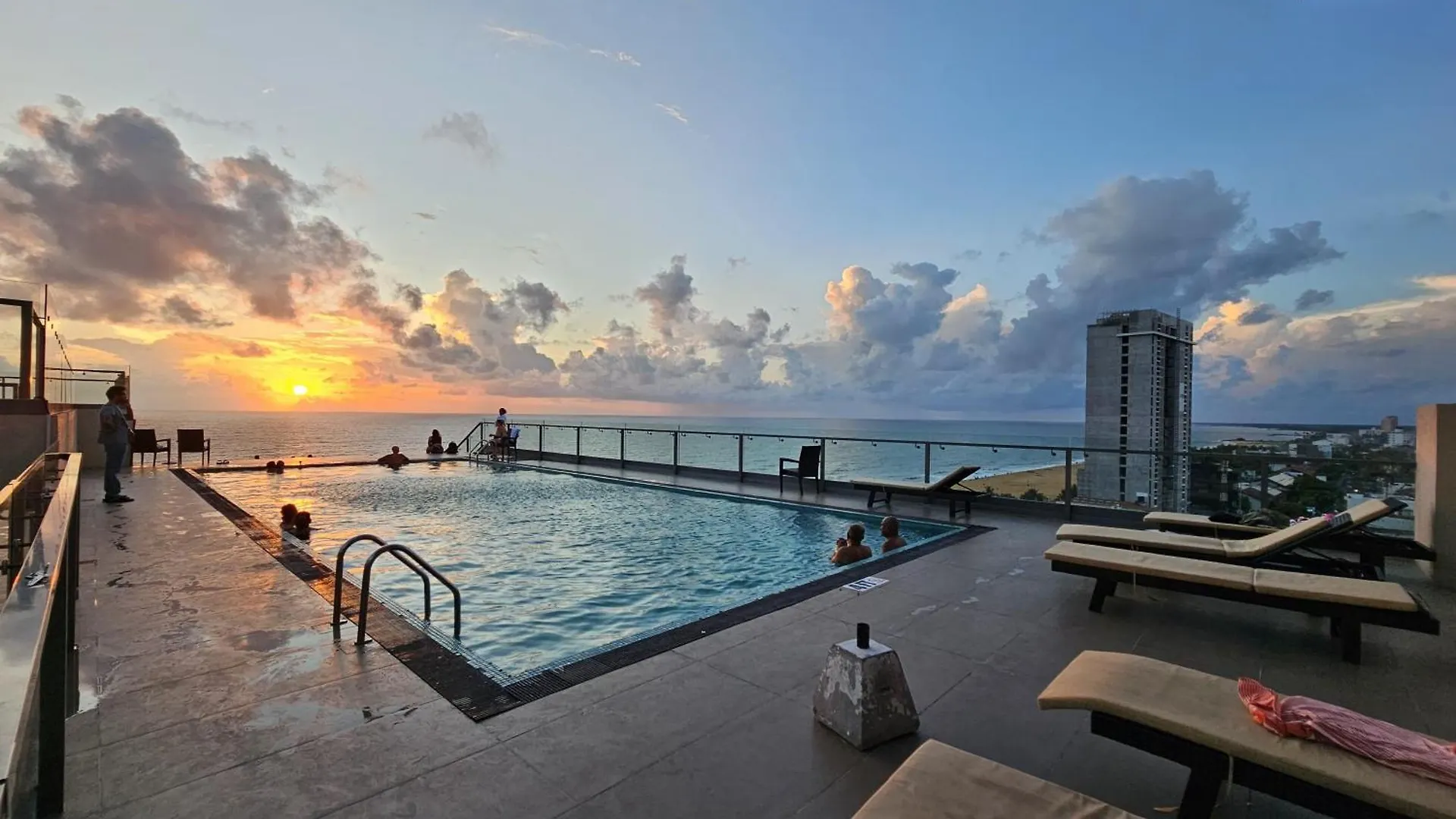 Ocean Breeze Sea View Luxury Apartments Negombo